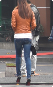 街拍,紧身牛仔裤少妇翘臀丰臀十分性感