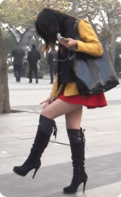 性感肉丝美眉裙子短的都快能看到内裤了