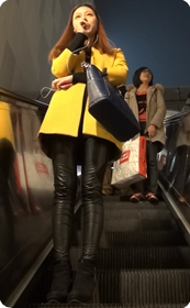 街拍,翘臀皮质紧身长裤美眉尽显身材
