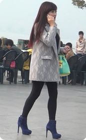 街拍,长相非常惹人喜欢的可爱美眉