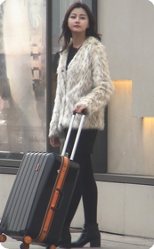 非常漂亮的美女模特,笑起来甜美迷人