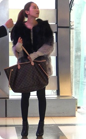 马尾辫白富美黑丝长腿高跟十分诱惑