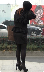 一身黑色行装的黑丝少妇