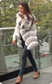 绝对S级美女,高挑身材紧身牛仔裤相貌迷人