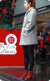 身着黑色短裙的性感美眉,黑丝诱惑