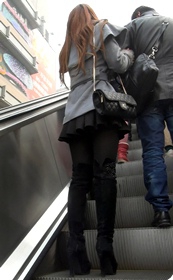 短裙美眉黑丝长靴十分性感