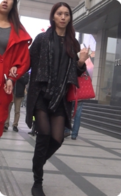 街拍,黑色长靴美女妩媚撩人