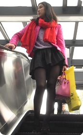 街拍身材蛮好的短裙黑丝少妇