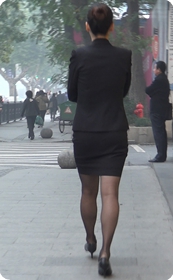 职业装黑丝短裙少妇,极度诱人