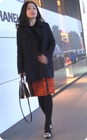 街边等人的娇小型美女身子软易推倒