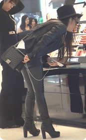 街拍,身材超赞的紧身牛仔裤美女