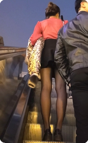 街拍黑丝短裙少妇,街拍被她发现了噢,好尴尬