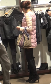 街拍黑丝长靴少妇