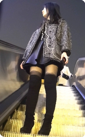 长靴黑丝短裙,迷人身材