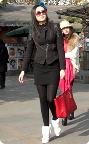 街拍丝袜,这丝袜好亮噢