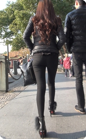 身材相当标准的黑色紧身长裤少妇