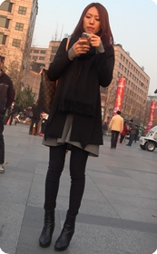 性感长裙少妇,身材曲线超赞