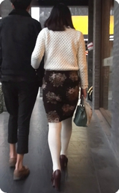 很可爱的白丝袜小美眉,脸蛋儿圆圆的