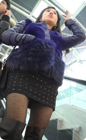 网格黑丝短裙少妇,裙子很低哟