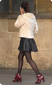 皮质短裙黑丝美女,长相就是搔货一枚