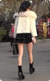 蹦蹦跳跳的活力美眉,短裙肉丝相当迷人