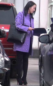 黑色紧身裤少妇,眉宇间透露着搔字