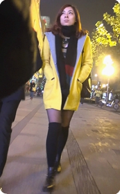 街拍黑丝袜少妇,身材丰满诱人