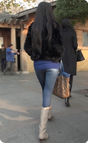 紧身牛仔裤少妇带来的身体诱惑