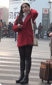 街拍黑丝小热裤美眉明星脸美女