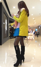 街拍颜值很高的性感短裙黑丝美女