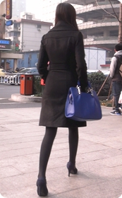 街拍纤细身材黑色打底裤少妇