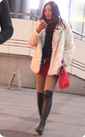 街拍身材超赞的性感短裙少妇