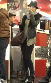 高挑性感美女少妇,在逛商城中