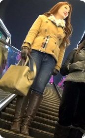 屁股很翘的紧身牛仔裤少妇