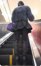 街拍短裙黑色打底裤性感少妇