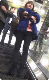 街拍高挑性感美女黑色短裙无比诱人