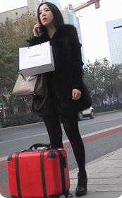 街拍黑丝短裙美女身材还蛮好的