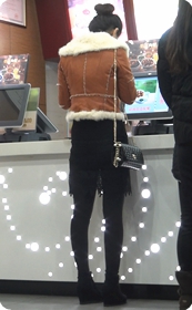 街拍身材娇小的性感黑色美眉