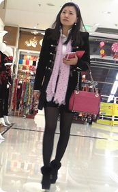 街拍黑丝美眉一位身材十分火辣