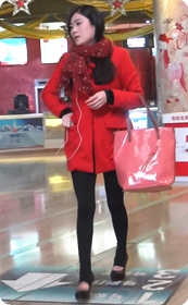 黑色打底裤少妇红色大衣尤为醒目