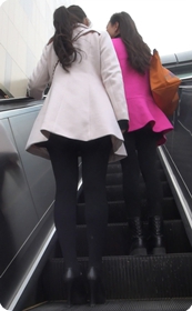 一对短裙好身材姐妹十分性感