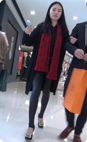 清纯可爱的美眉黑色紧身裤性感迷人