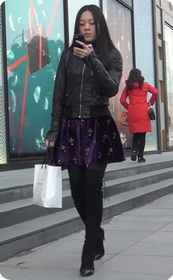 屁股扭起来很性感的黑色短裙长筒靴少妇