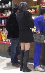 街拍娃娃脸美女一枚黑色连衣裙十分性感