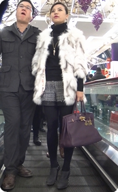 街拍性感小热裤黑丝打底裤少妇