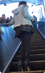 黑色短裙打底裤美女胸很大