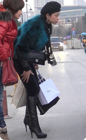 街拍气质型少妇紧身裤美臀性感无比