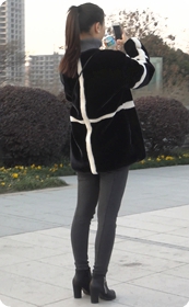 街拍马尾辫美眉黑色打底裤紧致迷人