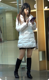 街拍相貌很清纯的长发披肩美女