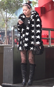 网状丝袜美眉性感美腿一览无遗